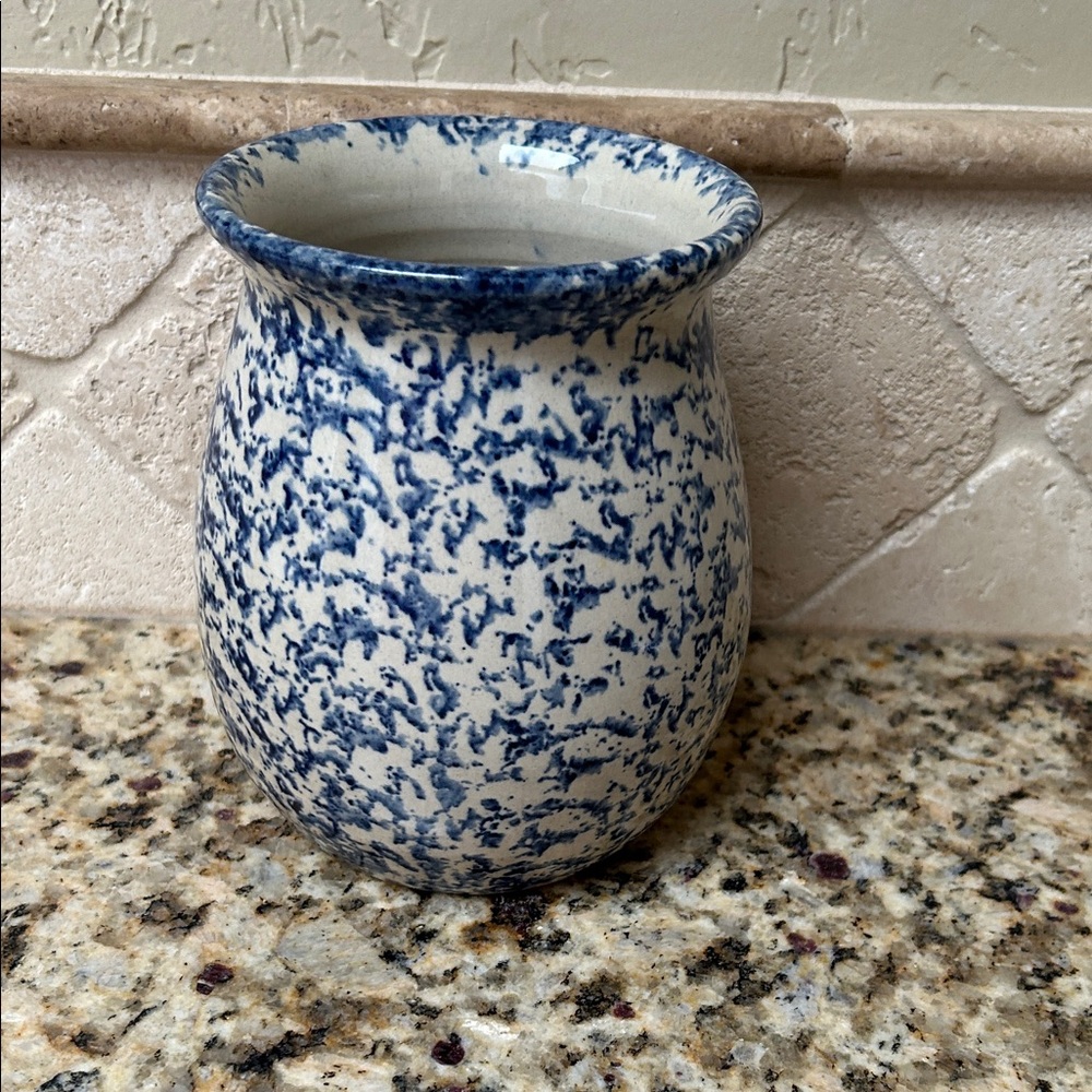 Marshall Pottery Blue and White Speckled Ceramic Vase. Signed by Brian Miller. - Picture 9 of 10